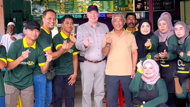 Raja Malaysia Yang di-Pertuan Agong berkesempatan singgah dan menikmati minuman cendol bersama sang pangeran di Cendol Lily, sebuah warung pinggir jalan di Lanchang, Pahang.