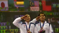 Nitya Krishinda (kanan) dan Gresya Polii menyanyi Indonesia Raya ketika pengibaran bendera merah putih di Gyeyang Gymnasium, Incheon, Korsel, (27/9). (ANTARA FOTO/SAPTONO)