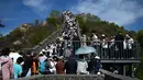 Di libur Hari Buruh, kerumunan mulai bermunculan di berbagai tempat wisata di China, termasuk Tembok Besar China. (GREG BAKER / AFP)