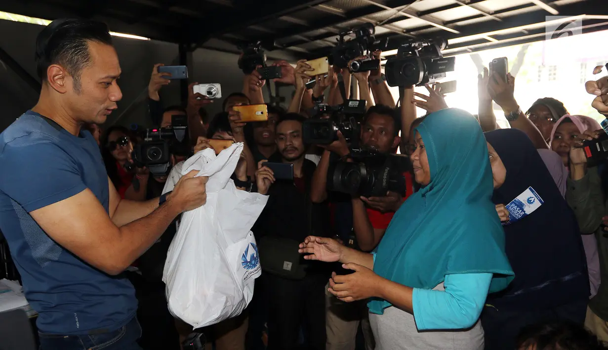 Pendiri AHY Foundation Agus Harimurti Yudhoyono memberikan paket berupa kebutuhan pokok di Kantor AHY Foundation, Jakarta, Rabu (13/6). Harga paket sembako tersebut dijual seharga 50 ribu. (Liputan6.com/Johan Tallo)