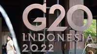 Logo Konferensi Tingkat Tinggi (KTT) Kelompok 20 (G20) ke-17 di luar Apurva Kempinski, venue utama KTT G20 di Bali. (Xinhua/Wang Yiliang)