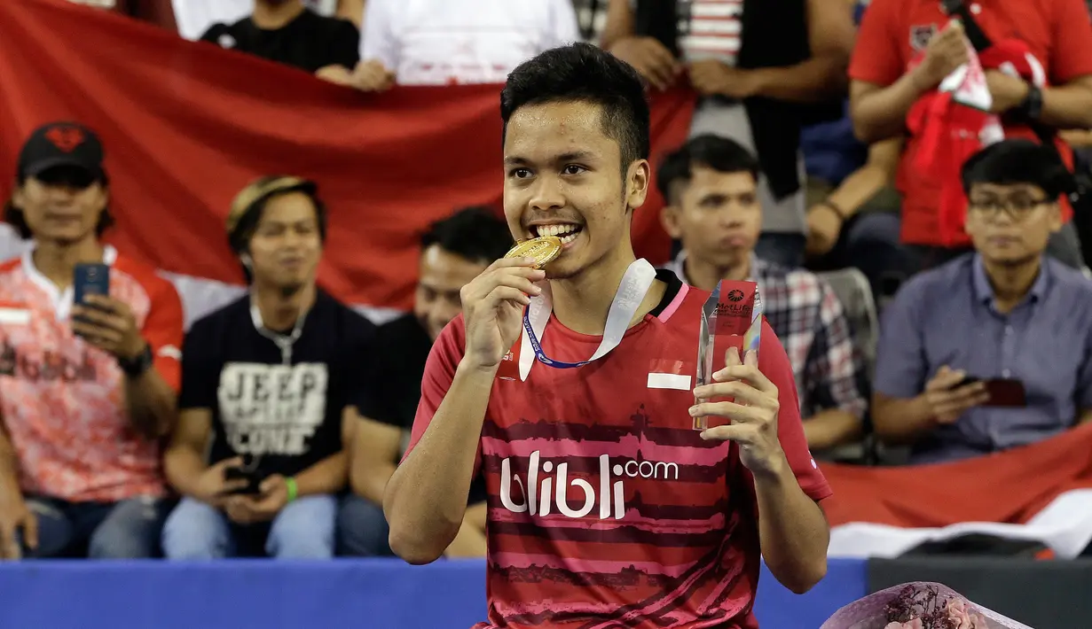 Tunggal putra Indonesia, Anthony Ginting saat penganugerahan medali seusai mengalahkan rekan senegaranya Jonatan Christie pada final Korea Terbuka 2017, Minggu (17/9). Ini adalah gelar pertama yang diraih Anthony di level super series. (AP/Ahn Young-joon)