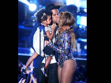 Beyonce dan Jay-Z tampak berciuman saat menerima penghargaan di ajang MTV VMA 2014, California, (24/8/14). (Mark Davis/Getty Images/AFP)