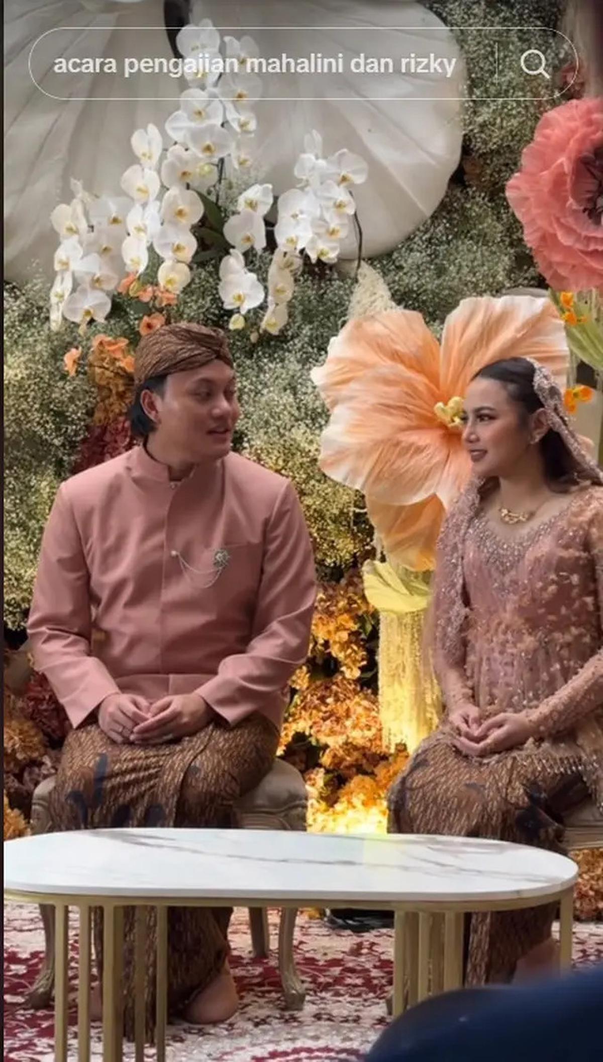 6 Momen Mahalini Wudhu dan Baca Al-Fatihah di Acara 7 Bulanan, Dituntun Rizky Febian