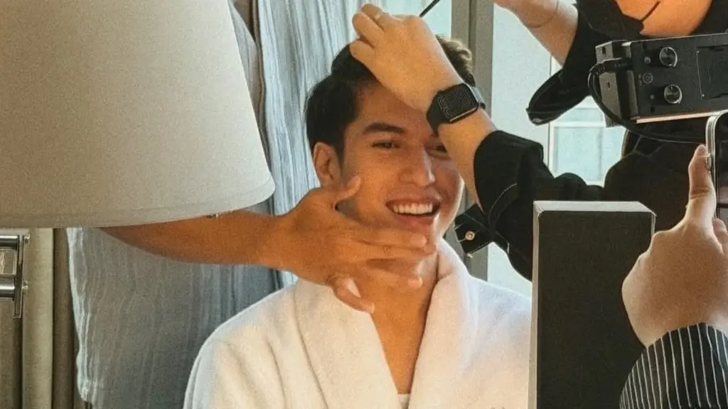 Alih-alih terlihat “berdandan,” hasil akhirnya justru clean, fresh, dan effortless, menciptakan kesan wajah yang sehat tanpa menghilangkan karakter maskulin. [@ryanogilvy].