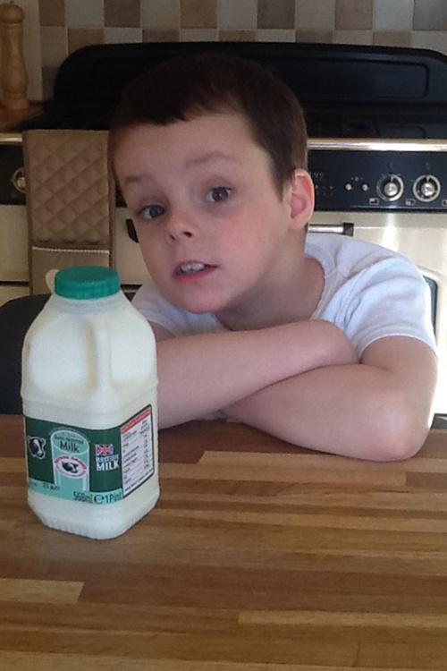 Segelas susu dan kelebihan protein bisa saja membunuh Alfie dengan cepat | Photo: Copyright mirror.co.uk