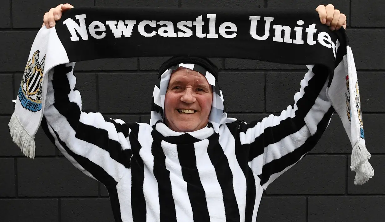 Penggemar Newcastle berpose di luar lapangan sebelum pertandingan sepak bola Liga Premier Inggris antara Newcastle dan Tottenham Hotspur di St. James' Park di Newcastle, Inggris, Minggu 17 Oktober 2021. (AFP/Paul Ellis)
