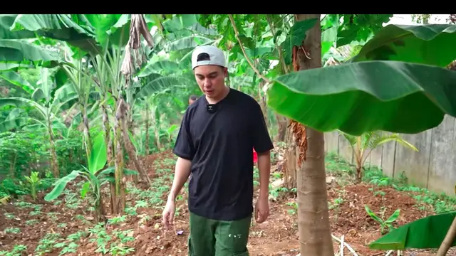 Baim Wong Telusuri Jejak Maling di Rumahnya, Temukan Barang Bukti yang Dibuang di Sungai. (YouTube Baim Paula)
