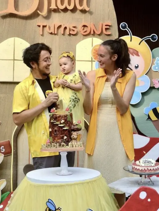 Bernuansa kuning, Nadine tampil menawan dengan dress kuning berpadu kemeja cantik dengan warna senada. [Foto: Nadine Chandrawinata/ Instagram]