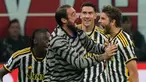 Pemain Juventus Manuel Locatelli (kanan) melakukan selebrasi usai mencetak gol ke gawang AC Milan pada pertandingan sepak bola Serie A Liga Italia di Stadion San Siro, Milan, Italia, Minggu (22/10/2023). Juventus mengalahkan AC Milan dengan skor 1-0. (AP Photo/Luca Bruno)