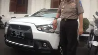 Pengemudi mobil yang menyeruduk tiga pengendara motor di Surabaya mengaku sudah dua tahun terakhir bisa mengendarai mobil. (Liputan6.com/Dhimas Prasaja)