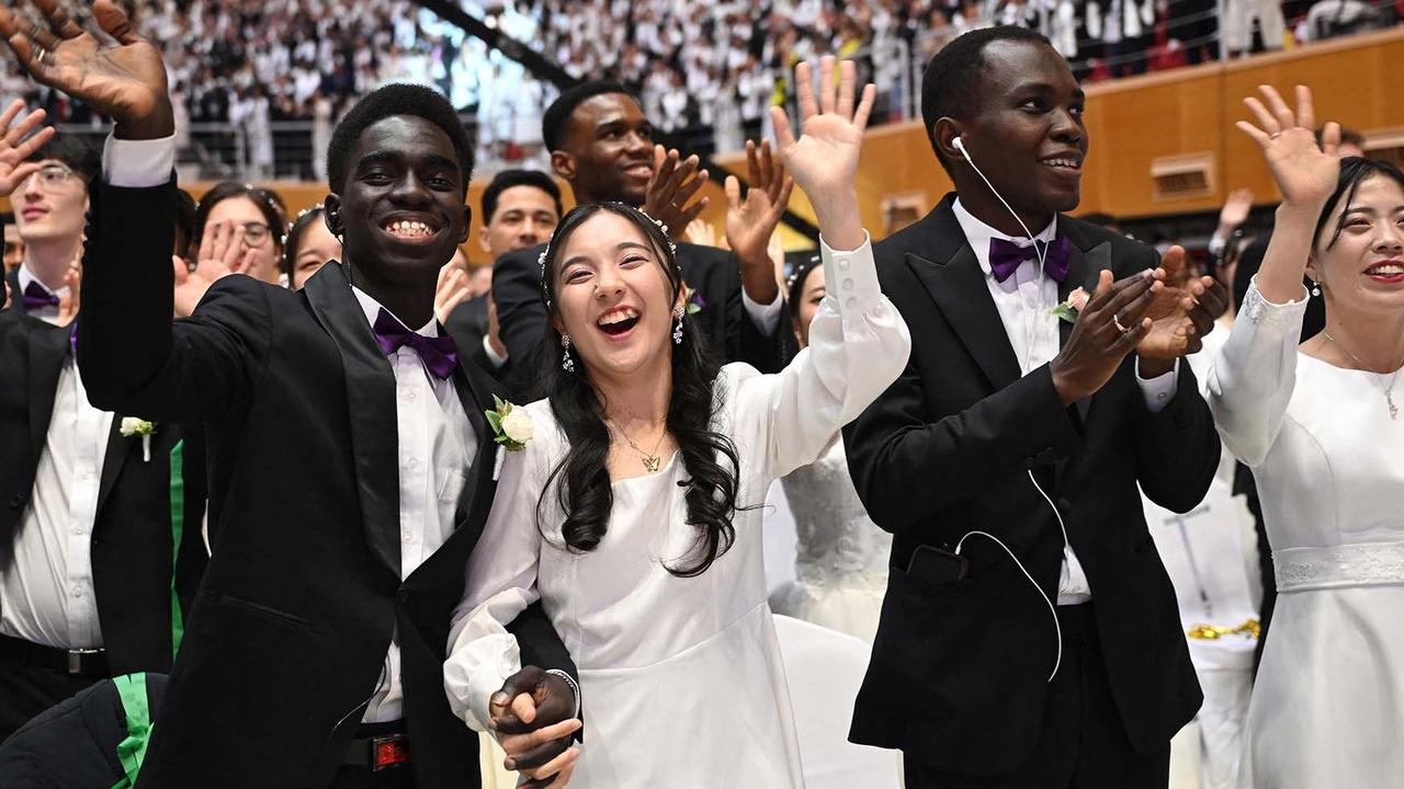 FOTO: Uniknya Pasangan Beda Bangsa Mengikuti Pernikahan Massal