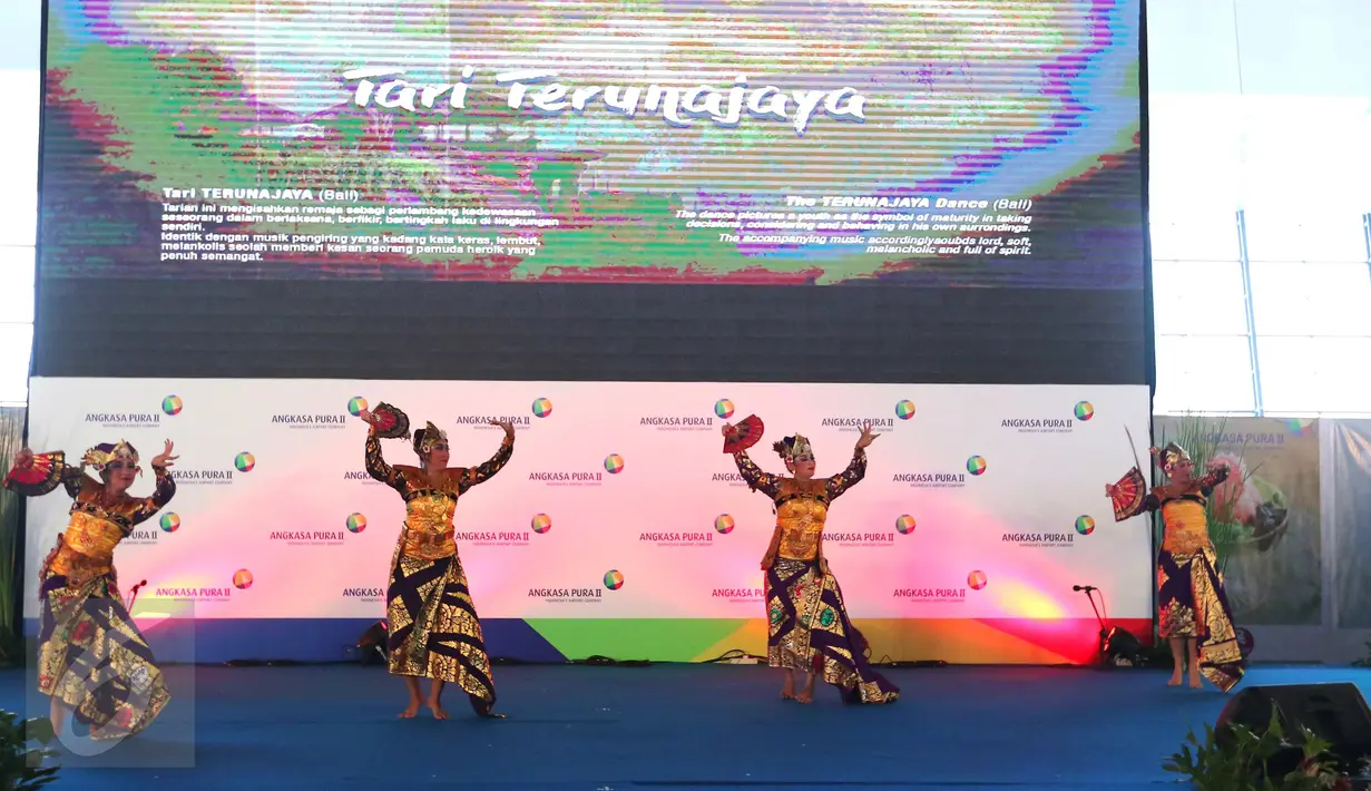 Sejumlah penari membawakan tarian tradisional Indonesia di Terminal 3, Bandara Soetta Tangerang, Senin (15/8). Pentas budaya ini juga mengenalkan budaya Indonesia kepada para penumpang yang akan terbang di terminal tersebut. (Liputan6.com/Angga Yuniar)
