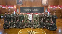 Seskab Sebut 17 Penerjun Kopassus Siap Beraksi di Langit Istana