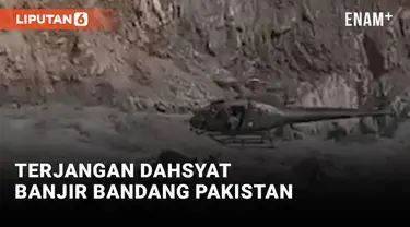 Seorang warga Pakistan terjebak di tengah arus deras banjir bandang. Nyawanya tertolong saat militer Pakistan menyelamatkannya dengan bantuan pesawat helikopter.