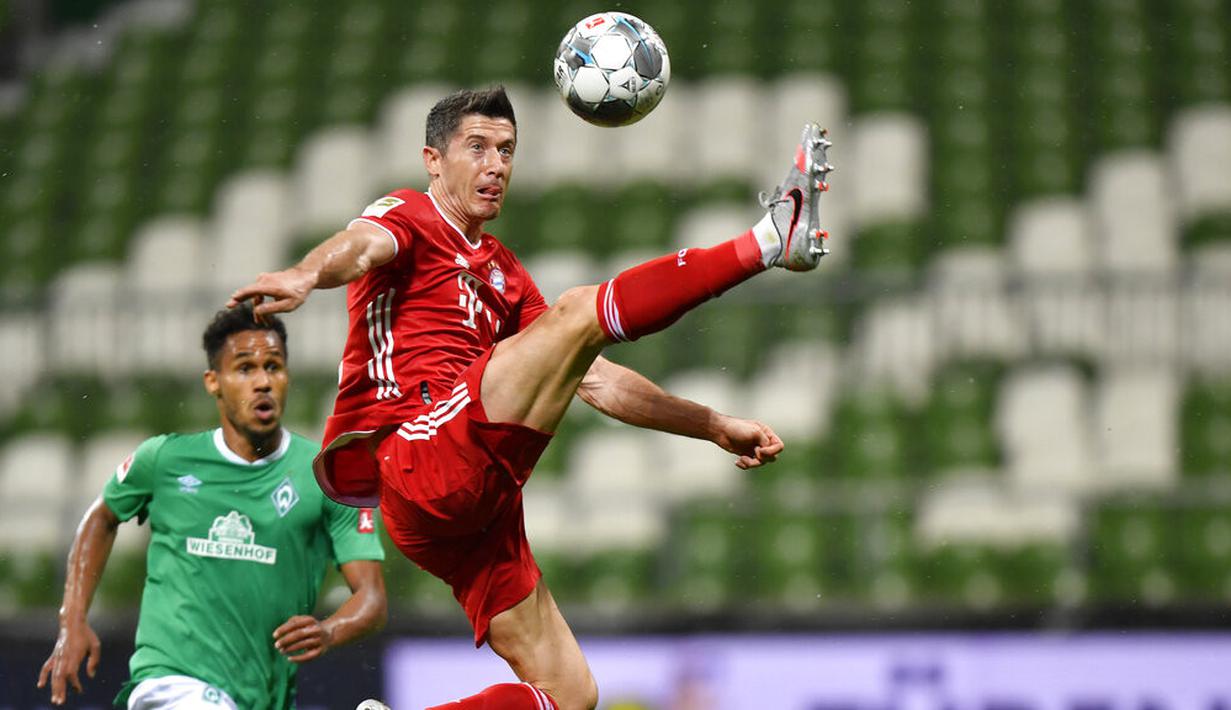 Striker Bayern Munchen, Robert Lewandowski, mengontrol bola saat melawan Werder Bremen pada laga Bundesliga di Weserstadion, Bremen, Selasa (16/6/2020). Bayern Munchen menang dengan skor 1-0 atas Werder Bremen. (AP/Martin Meissner)