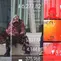 Pejalan kaki duduk di dekat layar pergerakan Indeks Harga Saham Gabungan (IHSG) di kawasan Jakarta, Senin (13/1/2020). IHSG sore ini ditutup di zona hijau pada level 6.296 naik 21,62 poin atau 0,34 persen. (Liputan6.com/Angga Yuniar)