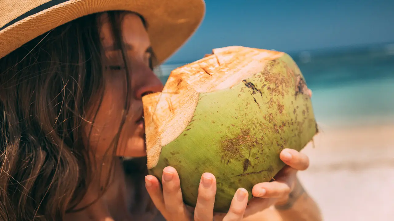 Kandungan Air Kelapa yang Bisa Membantu Mengembalikan Cairan Tubuh