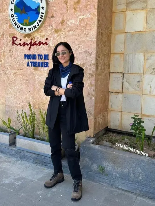 Penampilan pertama, Tatjana tampil kece dengan jaket parka dan celana panjang hitam. Ia melengkapi penampilannya dengan sepatu gunung warna coklat. [@tatjanasaphira]