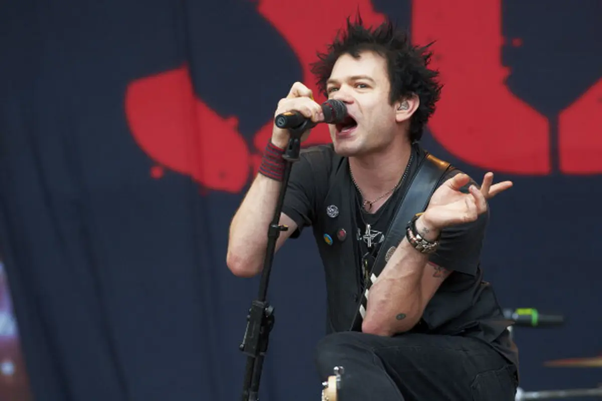 Cara Vokalis Sum41 Sindir Mantan lewat Kostum Halloween