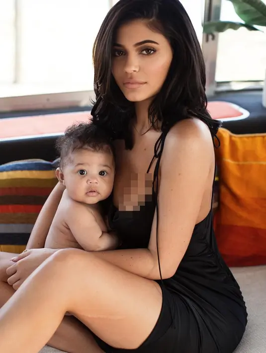 Stormi tampaknya sudah tertular Kylie Jenner dan bisa berekspresi menggemaskan di depan kamera. (instagram/kyliejenner)