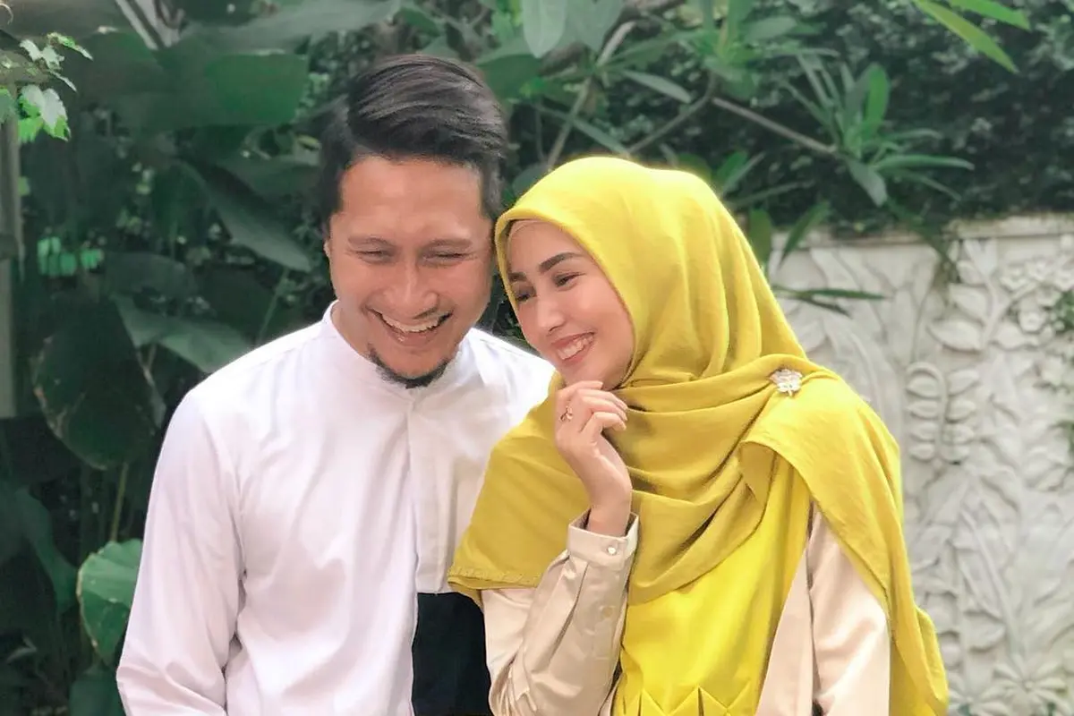 6 Potret Romantis Arie Untung dan Fenita Arie Pakai Baju Couple, Tampil Kompak