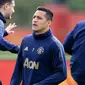 Pemain Manchester United, Alexis Sanchez, melakukan pemanasan saat latihan di Kompleks Carrington, Manchester, Selasa (2/10/2018). Latihan ini persiapan jelang laga Liga Champions melawan Valencia. (AFP/Lindsey Parnaby)