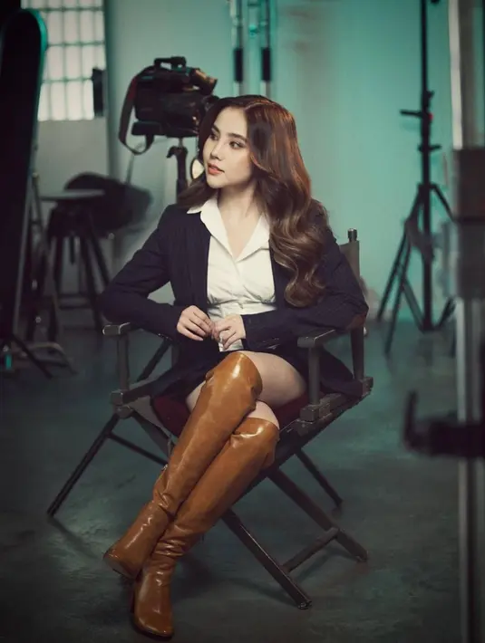 Dalam video klip single barunya, Agatha Chelsea yang beradu akting dengan Alvin Jonathan tampil begitu memesona bak idol K-Pop. Menari sambil menyanyi, membuat imejnya sebagai penyanyi tampil lebih keren. (Liputan6.com/IG/@agatha_chelsea)