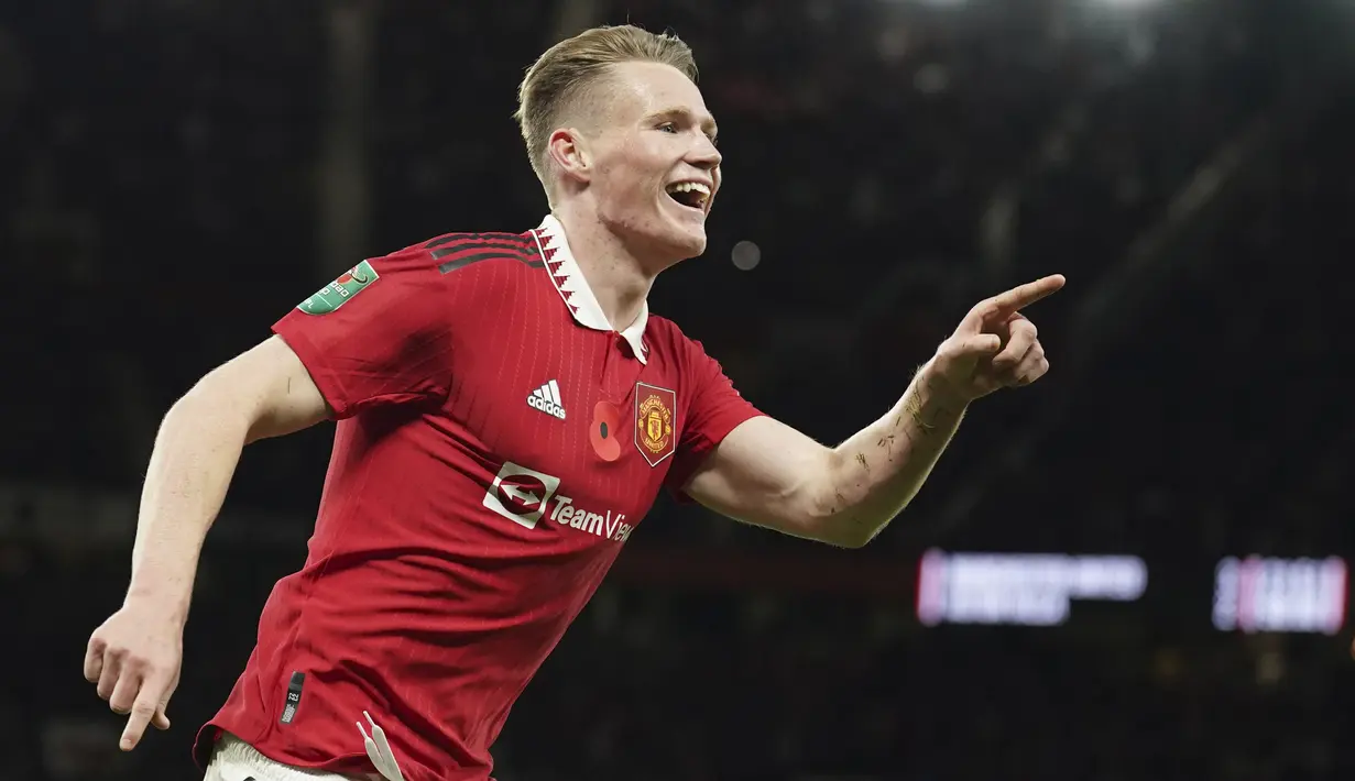 <p>Gelandang Manchester United, Scott McTominay berselebrasi usai mencetak gol ke gawang Aston Villa pada pertandingan putaran ketiga Piala Liga Inggris 2022 di Stadion Old Traffodr, Manchester, Inggris, Jumat (11/11/2022). MU menang atas Aston Villa dengan skor 4-2. (AP Photo/Dave Thompson)</p>
