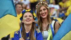 Dua Suporter cantik Ukraina terlihat bersemangat mendukung timnya berlaga melawan Polandia pada Euro 2016 di Stadion Velodrome, Marseille, Rabu (22/6/2016) dini hari WIB. (AFP/Bertrand Langlois)