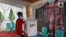 Petugas membawa logistik pilkada ke Tempat Pemungutan Suara (TPS) 33 di lingkungan RT 05 RW 06 Kelurahan Cipayung, Depok, Jawa Barat, Selasa (8/12/2020). Sejumlah logistik pilkada Depok 2020 di distribusikan dari kelurahan Cipayung ke sejumlah TPS. (Liputan6.com/Herman Zakharia)