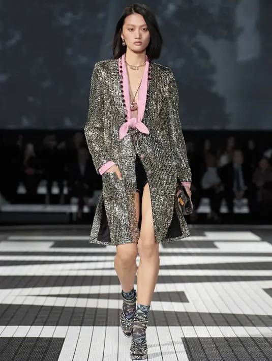 Nuansa khas bergaya era 1920 dan energi dari era 1970 dan 1980, berhasil menghadirkan pesona koleksi yang menjanjikan.  [Foto: Chanel.dok]