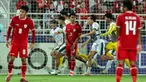 Timnas Indonesia U-23 masih harus bersabar untuk mendapatkan tiket ke Olimpiade Paris setelah pada laga perebutan tempat ketiga Piala Asia U-23 2024, yang menjadi tiket lolos otomatis terakhir, dikalahkan Irak 1-2 di Abdullah bin Khalifa Stadium, Doha, Qatar, Kamis (2/5/2024). Sempat unggul duluan melalui gol Ivar Jenner pada menit ke-19, Irak sukses menyamakan skor delapan menit kemudian via Zaid Tahseen yang bertahan hingga waktu normal, bahkan hingga perpanjangan waktu 2x15 menit usai. Gol kemenangan Irak dicetak Ali Jasim pada menit ke-96 masa perpanjangan waktu. Dengan hasil ini, Garuda Muda akan menjalani play-off kontra Guinea pada 9 Mei mendatang sebagai peluang terakhir menuju Olimpiade Paris. (AFP/Karim Jaafar)