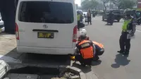 Sejumlah petugas gabungan melakukan razia parkir liar di Jalan Raya Margonda, Kota Depok. (Liputan6.com/Dicky Agung Prihanto).