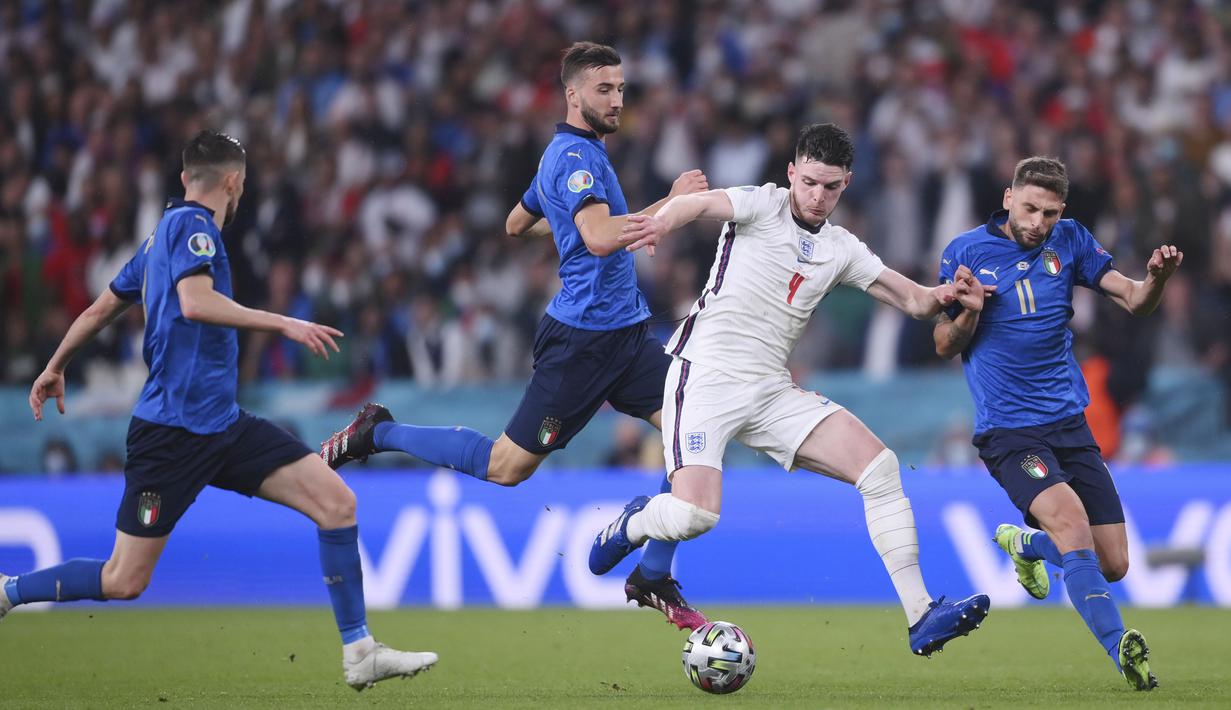 Declan Rice - Gelandang bertahan Timnas Inggris ini tampil spartan dan merupakan pilihan utama Gareth Southgate di sepanjang Euro 2020. (Foto/AP/Laurence Griffiths,Pool)