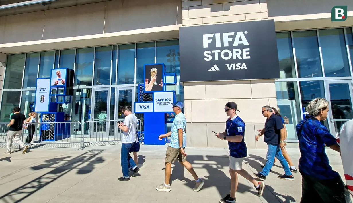 Suporter melintas di depan FIFA Store di MetLife Stadium, East Rutherford, New Jersey, Amerika Serikat, menjelang laga fase grup Prancis melawan Senegal pada Piala Dunia 2026. Toko resmi FIFA tersebut menjadi tujuan penggemar untuk berburu jersey dan berbagai merchandise resmi turnamen. (KLY Sports/Hery Kurniawan)