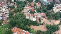 Pada Rabu (1/1/2020), Kepala BNPB Doni Monardo memantau banjir Jakarta dari atas helikopter, salah satunya banjir di Kampung Melayu, Jakarta Timur. (Dok Badan Nasional Penanggulangan Bencana/BNPB)