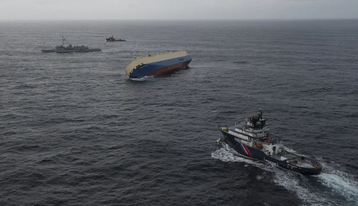 Kapal kargo bernama Modern Express terlihat oleng dan terombang-ambing di Samudera Atlantik, pesisir Prancis, 29 Januari 2016. Akibatnya, segenap kru yang terdiri dari 22 orang diangkut menggunakan helikopter. (REUTERS/Loic Bernardin/Marine Nationale)