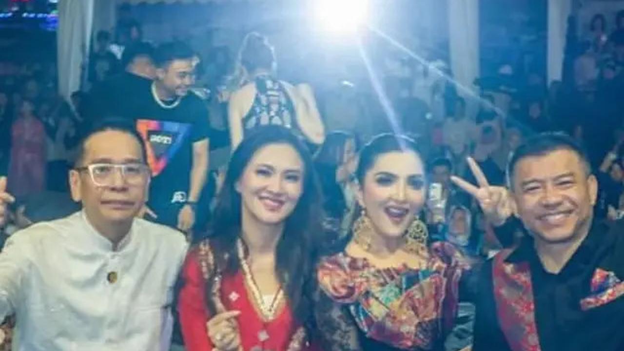 6 Potret Ashanty dan Anang Kenang Kebersamaan Bareng Benny Laos, Cagub Maluku Utara