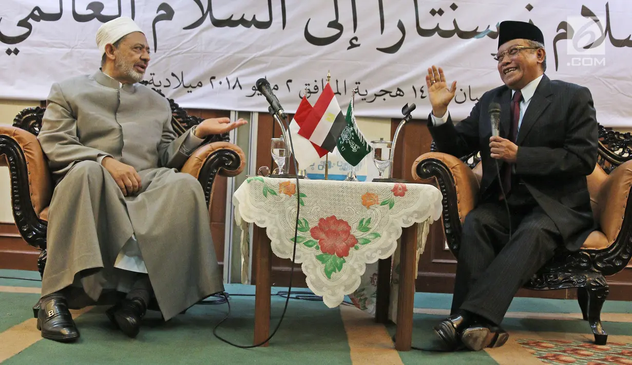 Ketum PBNU, Said Aqil Siradj berbincang dengan Grand Syeikh Al Azhar Mesir Ahmad Muhammad Ath-Thayeb  di gedung PBNU, Jakarta, Rabu (2/5). Pertemuan berdiskusi mengenai Islam Nusantara dengan para kiai dan pengurus PBNU . (Liputan6.com/Herman Zakharia)