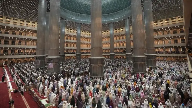 Umat Islam Indonesia menghadiri salat magrib yang disebut 'tarawih' yang menandai malam pertama bulan suci Ramadhan, di Masjid Istiqlal di Jakarta, Indonesia, Senin, 11 Maret 2024. (AP Photo/Dita Alangkara)