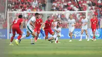 Pemain Timnas Indonesia, Jordi Amat (tengah) berebut bola dengan pemain Irak, Bashar Resan pada laga Grup F putaran kedua Kualifikasi Piala Dunia 2026 zona Asia di Stadion Utama Gelora Bung Karno (SUGBK), Senayan, Jakarta, Kamis (6/6/2024). (Bola.com/M Iqbal Ichsan)