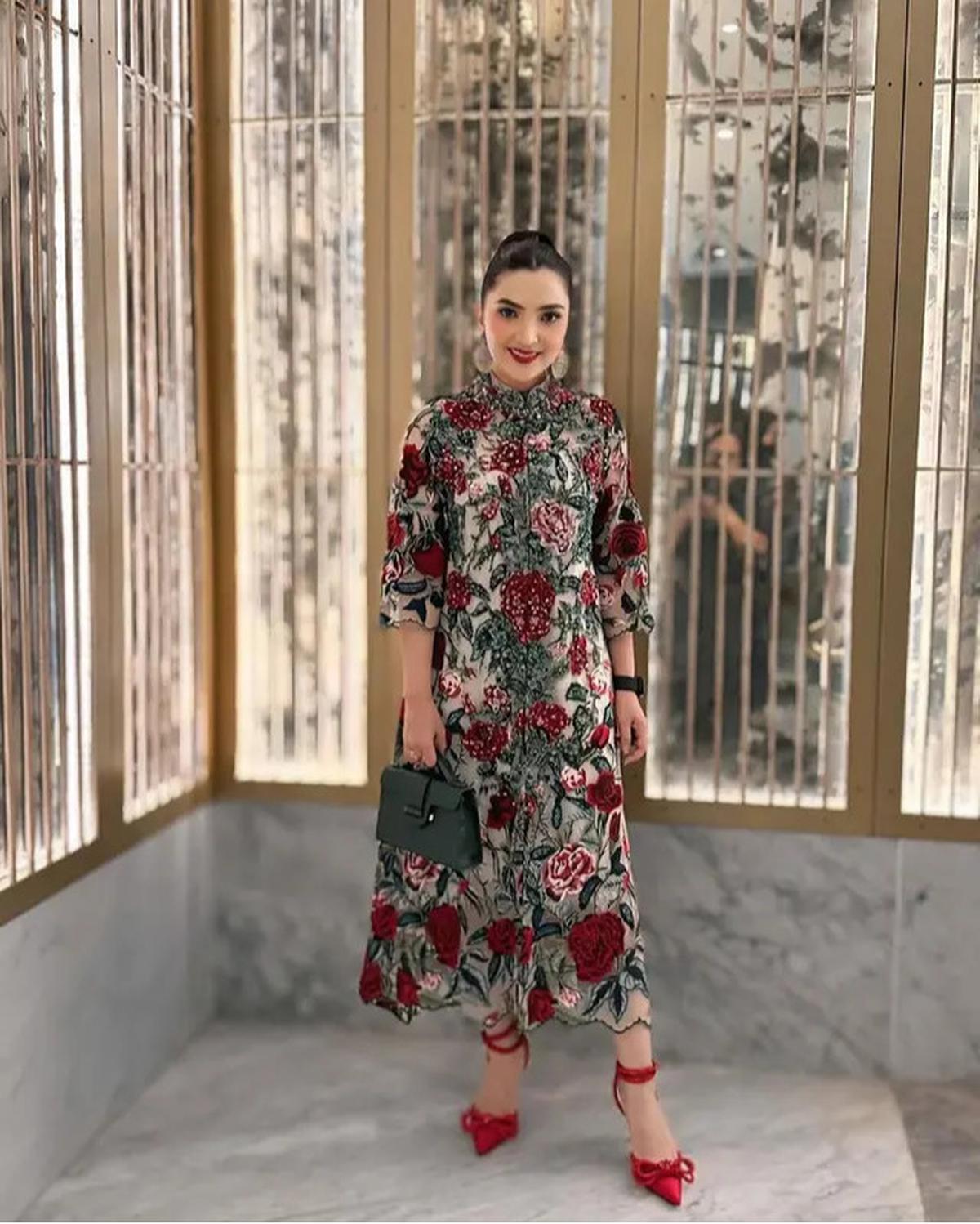 Gaya Elegan Ashanty Pakai Dress Brokat, Tampil Menawan dalam Setiap Momen