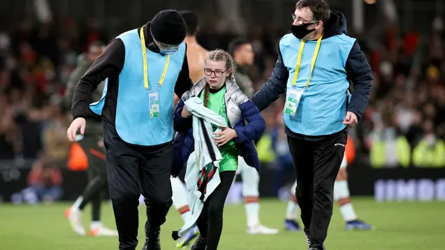 Fans cilik mendapat kenang-kenangan dari Cristiano Ronaldo