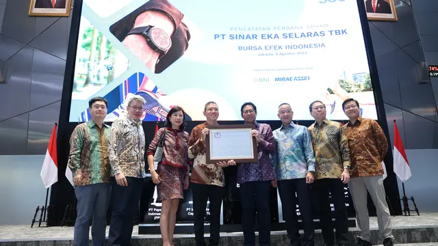 Pencatatan perdana saham PT Sinar Eka Selaras Tbk (ERAL), Selasa (8/8/2023). (Foto: BEI)