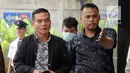 Bupati Bengkulu Selatan Dirwan Mahmud saat tiba di gedung KPK usai terjaring Orasi Tangkap Tangan (OTT), Jakarta (15/5). (Merdeka.com/Dwi Narwoko)