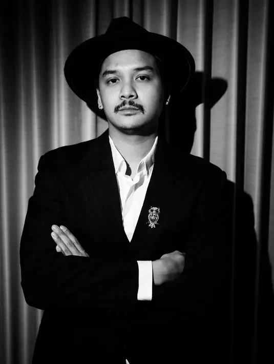 Baskara menambah aksen pin untuk sempurnakan tuksedonya. [Foto: Instagram/ Sherina]