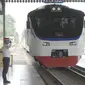 Beberapa penumpang tengah menunggu menyaksikan tes perdana jalur kereta api dari Stasiun Cibatu menuju Stasiun Garut, Jawa Barat tahun lalu. (Liputan6.com/Jayadi Supriadin)