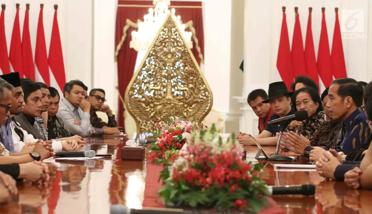 Suasana pertemuan antara Presiden Jokowi dengan artis dan musisi papan atas Tanah Air di Istana Merdeka, Jakarta, Kamis (22/3). Jokowi mengajak para musisi membangun strategi khusus untuk industri musik di Tanah Air. (Liputan6.com/Angga Yuniar)