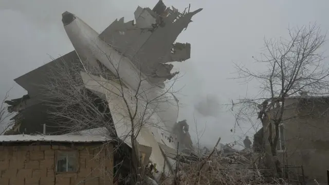 Sebuah pesawat kargo Turki yang terbang dari Hong Kong jatuh di sebuah desa di Kyrgyzstan pada Senin 16 Januari 2017. Menimpa sejumlah rumah warga. (AFP)